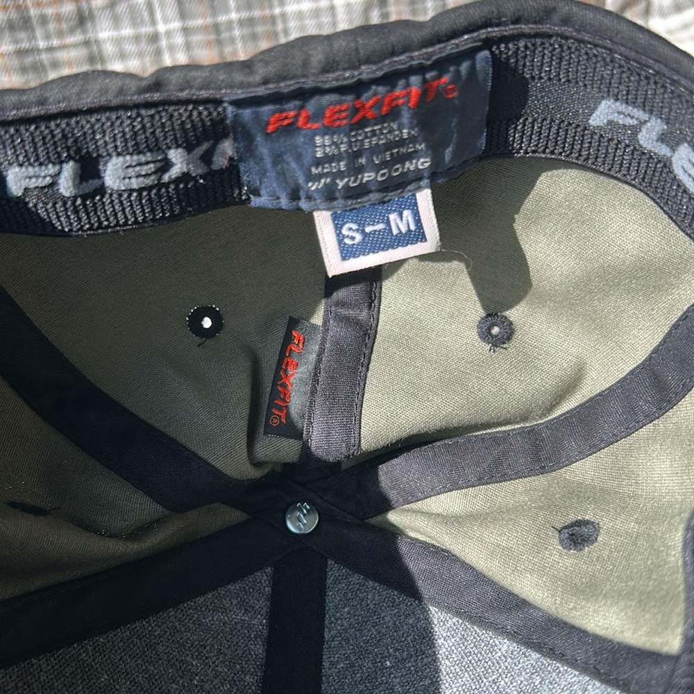 COPY - Black Camo flex hat S/M - Picture 5 of 7